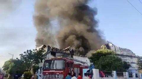 उत्तराखंड: यहां फैक्ट्री में लगी भीषण आग, फायर ब्रिगेड की टीम आग बुझाने में जुटी