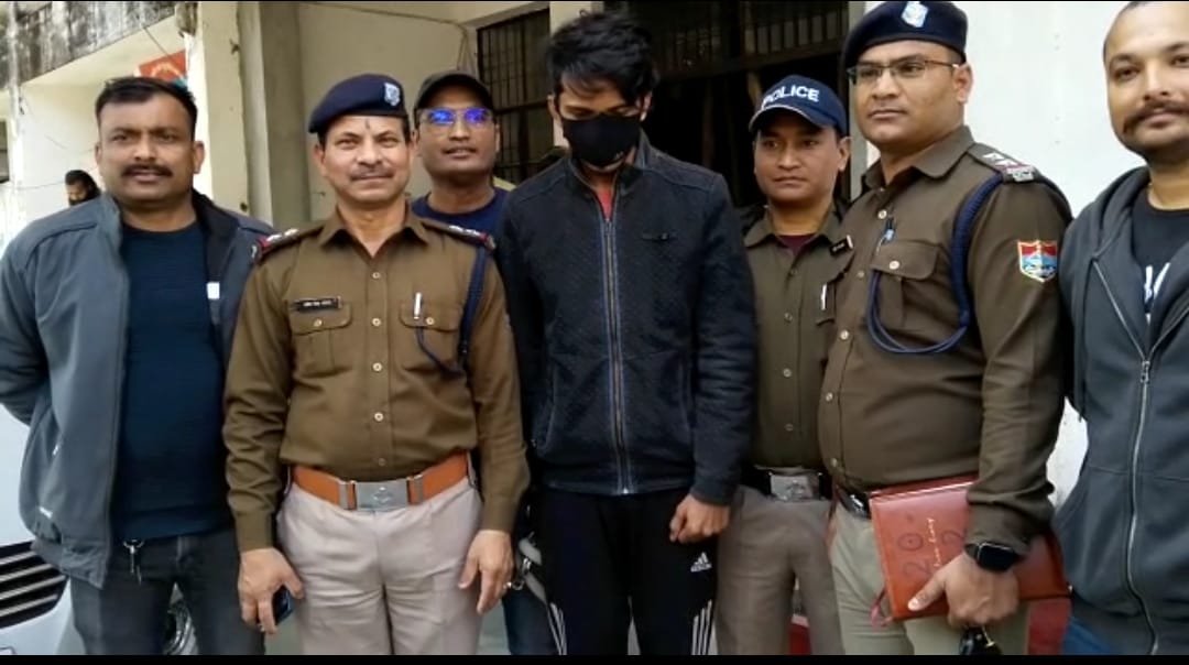 हल्द्वानी: चेन स्नेचिंग की घटना को अंजाम देने वाले अभियुक्त को पुलिस ने किया गिरफ्तार