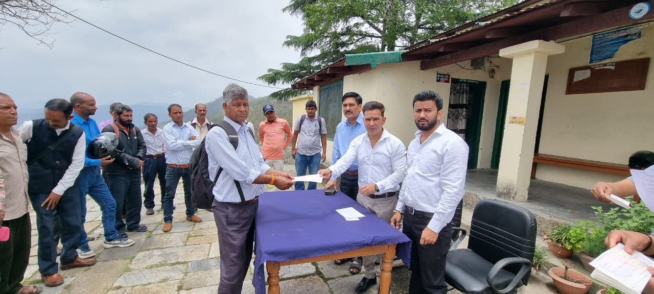 अल्मोड़ा: जन समुदाय को वन्य जीव द्वारा पशु क्षति पर मुआवजा भुगतान के चेक वितरित किए गए