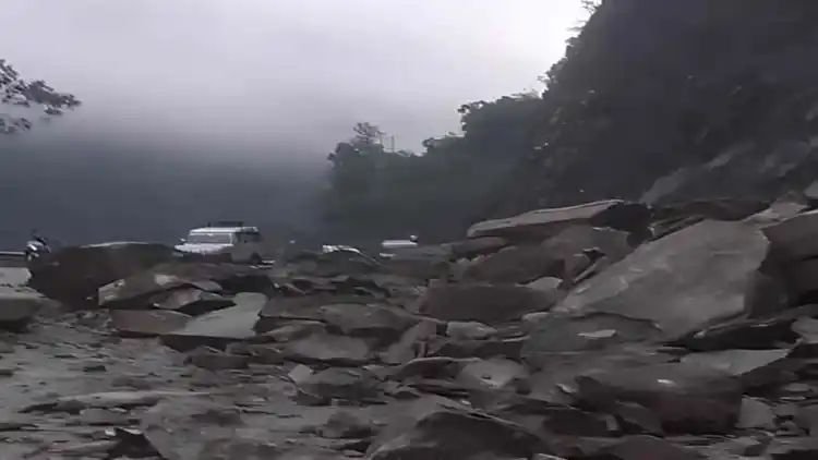 उत्तराखंड: लैंडस्लाइड के कारण बद्रीनाथ हाईवे बंद, उत्तराखंड में भारी बारिश से दरक रहे हैं पहाड़