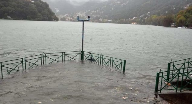 नैनीताल: लगातार बारिश से नैनी झील का जलस्तर 12 फीट के पार
