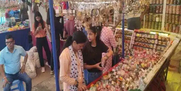 अल्मोड़ा: नंदा देवी मेले में सजने लगी है दुकानें, उमड़ रही भीड़