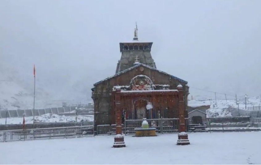 उत्तराखंड: ठंड में इजाफा, केदारनाथ धाम से आठ किमी नीचे रामबाड़ा तक बिछी बर्फ की चादर
