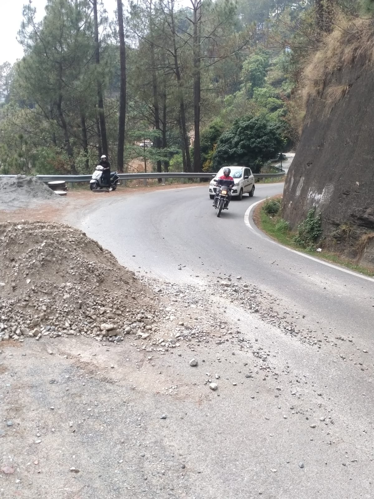 अल्मोड़ा: पाण्डेखोला में निर्माणाधीन सीवर लाइन प्लांट के ऊपर रोड में डाला मलवा, एसडीएम को दिया पत्र, की यह यह मांग