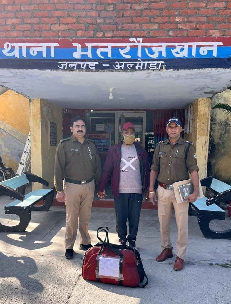 अल्मोड़ा: पुलिस का एक्शन, एक युवक को गांजे के साथ किया गिरफ्तार, संलिप्त 01 विधि विवादित किशोर को लिया संरक्षण में