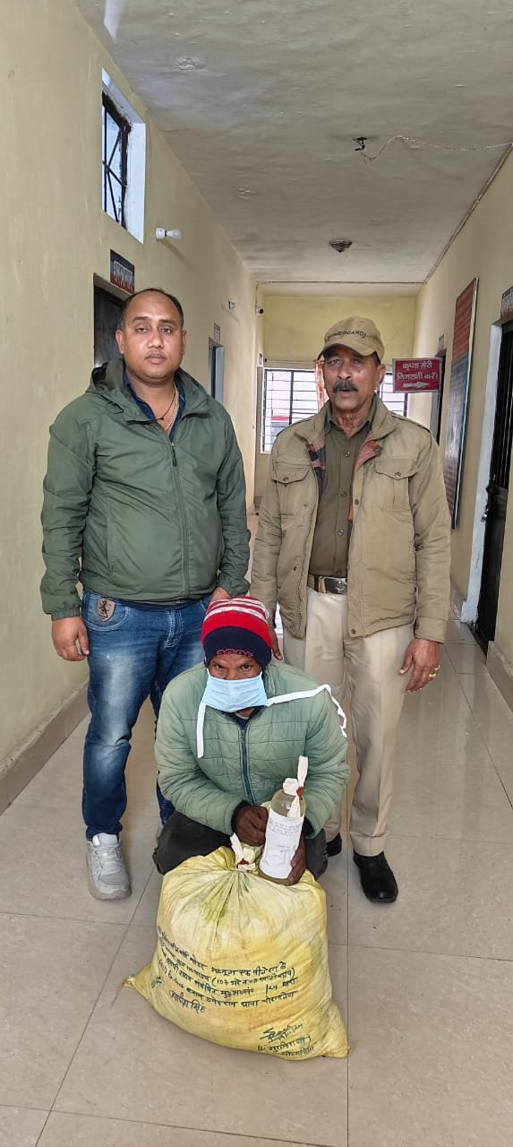 नैनीताल: पुलिस का एक्शन, शराब की तस्करी कर रहे 01 व्यक्ति को अवैध शराब के साथ किया गिरफ्तार