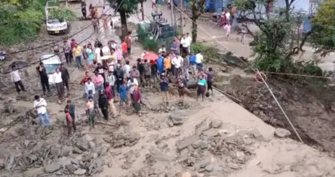 उत्तरकाशी में फिर फटा बादल, मची भारी तबाही, कई भवन व वाहन मलबे में हुए जमींदोज