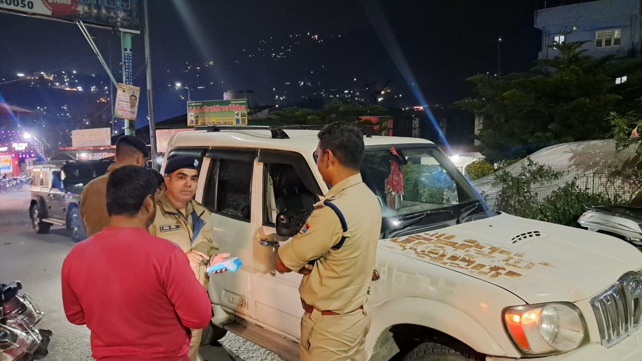 नैनीताल: एसएसपी का “ऑपरेशन रोमियो” अभियान जारी, सार्वजनिक स्थानों से 99 नशेड़ी, हुड़दंगी लिए हिरासत में, लिया जुर्माना