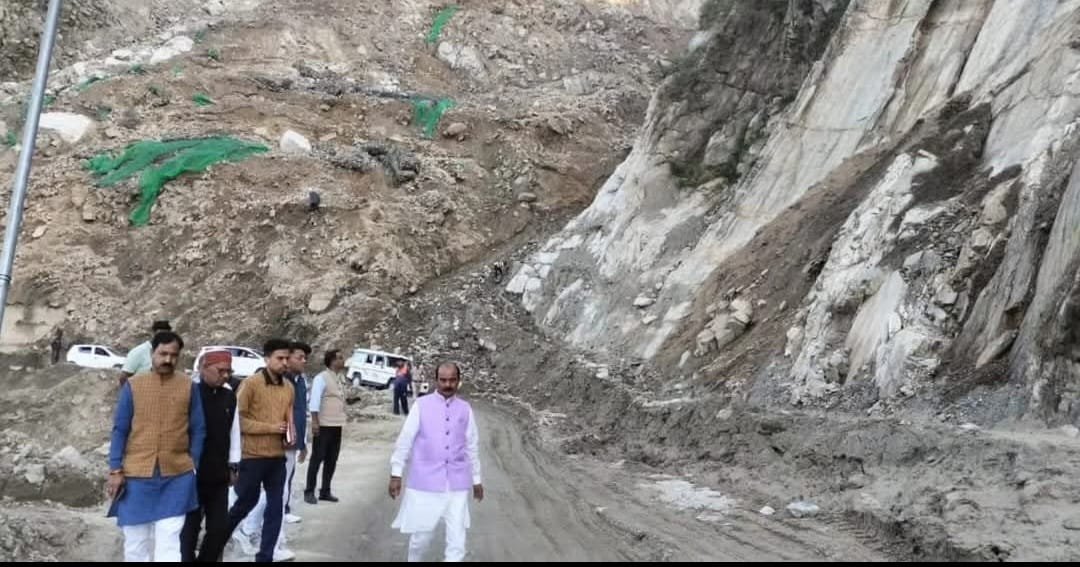 चंपावत: स्वांला डेंजर जोन के स्थलीय निरीक्षण पर पंहुचे सांसद व सड़क परिवहन व राजमार्ग राज्य मंत्री अजय टम्टा, वैकल्पिक मार्ग की उपलब्धता की ली जानकारी