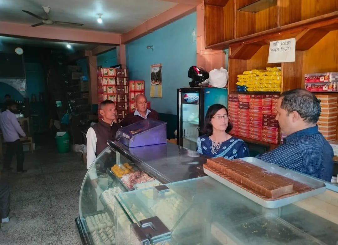 दीपावली पर्व के दृष्टिगत प्रतिष्ठानों में चैकिंग अभियान जारी, खाद्य सुरक्षा विभाग और राजस्व विभाग ने इन मिठाईयों के नमूने जांच को भेजे