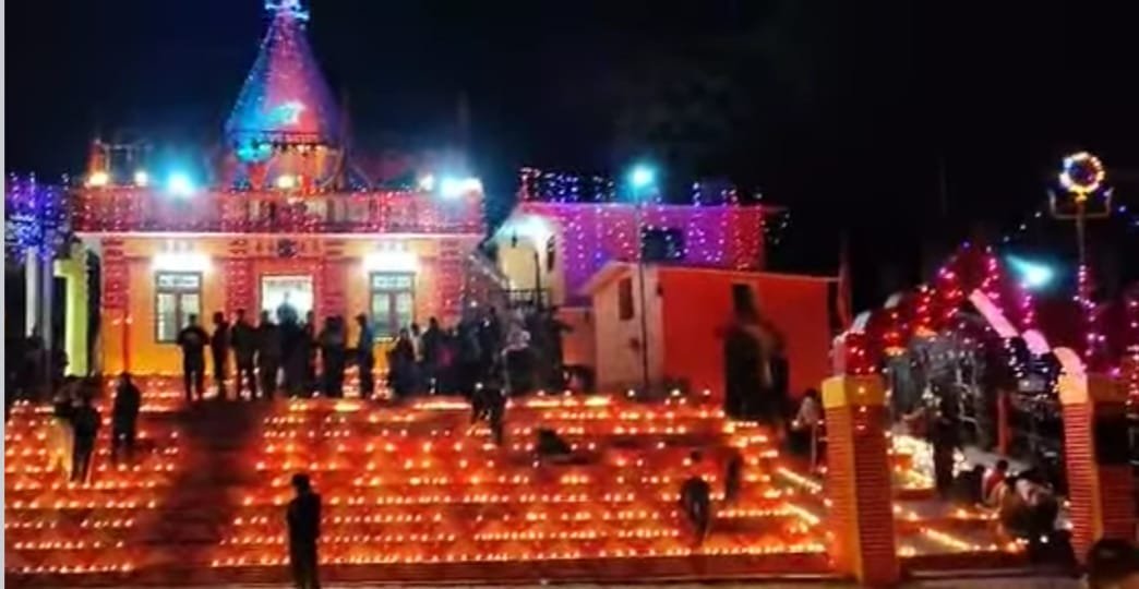 चंपावत: 51 हजार दियों से जगमगा उठा बाराही मंदिर देवीधुरा, युवाओं और क्षेत्रीय लोगों में दिखा खास उत्साह