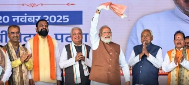 10वीं बार बिहार के मुख्यमंत्री बनें नीतीश कुमार, ली सीएम पद की शपथ, 26 मंत्रियों ने भी ली शपथ