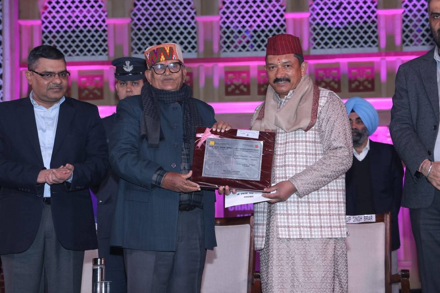 अल्मोड़ा: वरिष्ठ रंगकर्मी प्रकाश बिष्ट हुए सम्मानित, मिला लोक कला साधक सम्मान