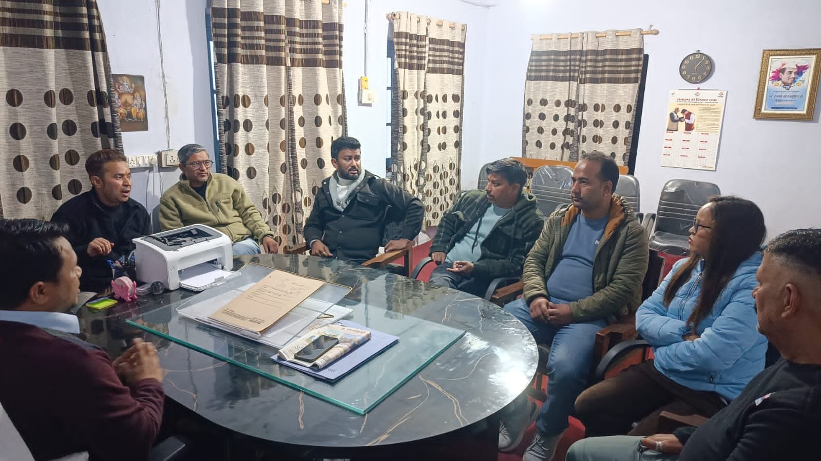 अल्मोड़ा: राशन कार्डों में ई केवाईसी के लिए जनता को आ रही दिक्कतें, समाधान के सम्बन्ध में डीएसओ से मिले पार्षद, मिला यह आश्वासन