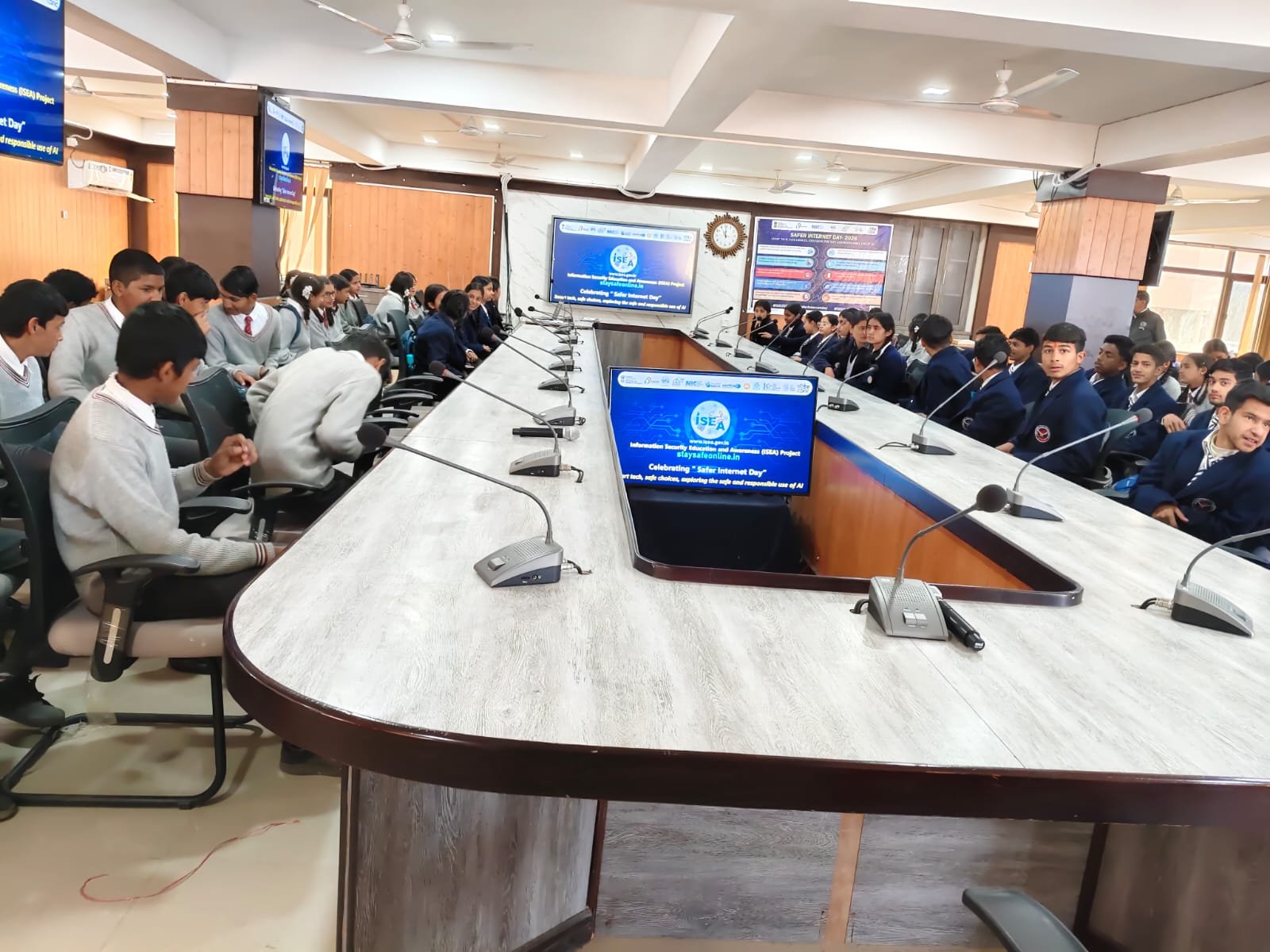 अल्मोड़ा: विद्यार्थियों को इंटरनेट के बताएं सकारात्मक उपयोग, अनजान लिंक व संदेशों से भी किया आगाह