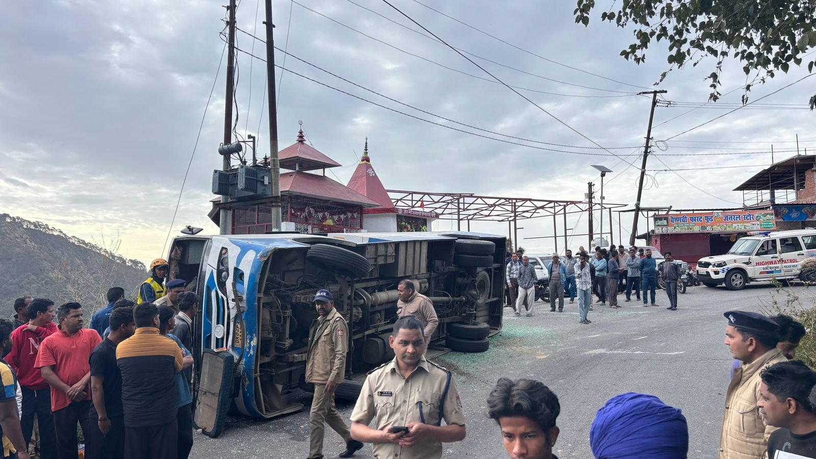 नैनीताल: भवाली रोड पर अनियंत्रित होकर पलटी बस, एक की मौत, SDRF ने 7 घायलों को निकाला सुरक्षित