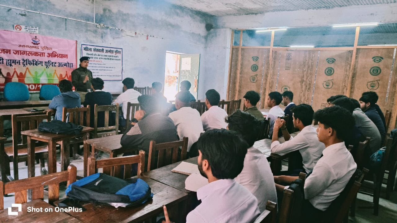 अल्मोड़ा पुलिस का जागरूकता अभियान: छात्रों को सिखाए सुरक्षित डिजिटल व्यवहार के गुर