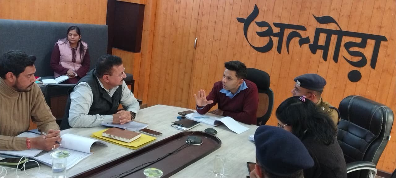 अल्मोड़ा: सड़क हादसों पर लगाम लगाने के लिए डीएम सख्त, ब्लैक स्पॉट्स को सुधारने के दिए निर्देश