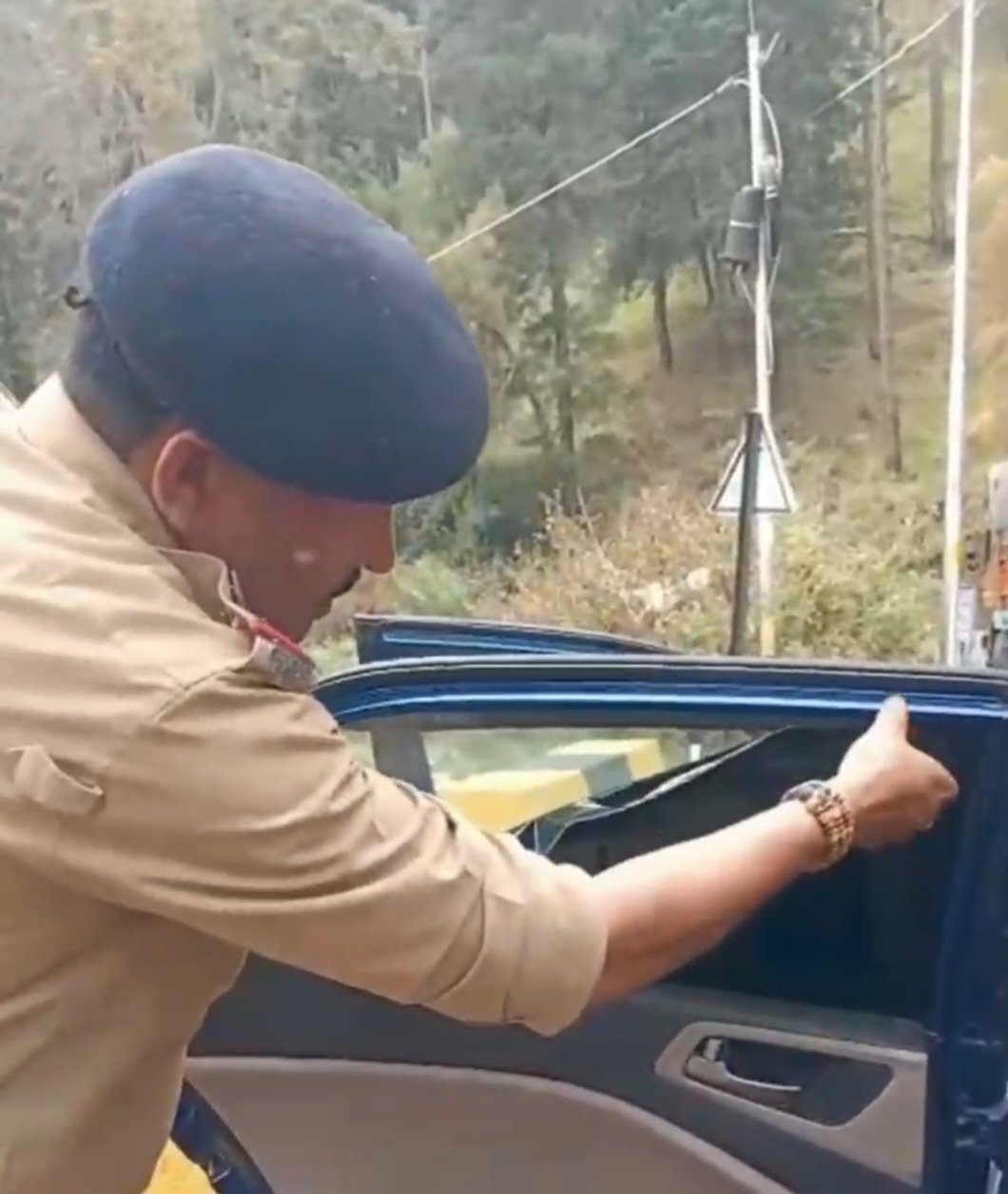 अल्मोड़ा: कार के शीशों में ‘काली फिल्म’ पर पुलिस की कार्यवाही मौके पर ही उतरवाई और थमाया चालान