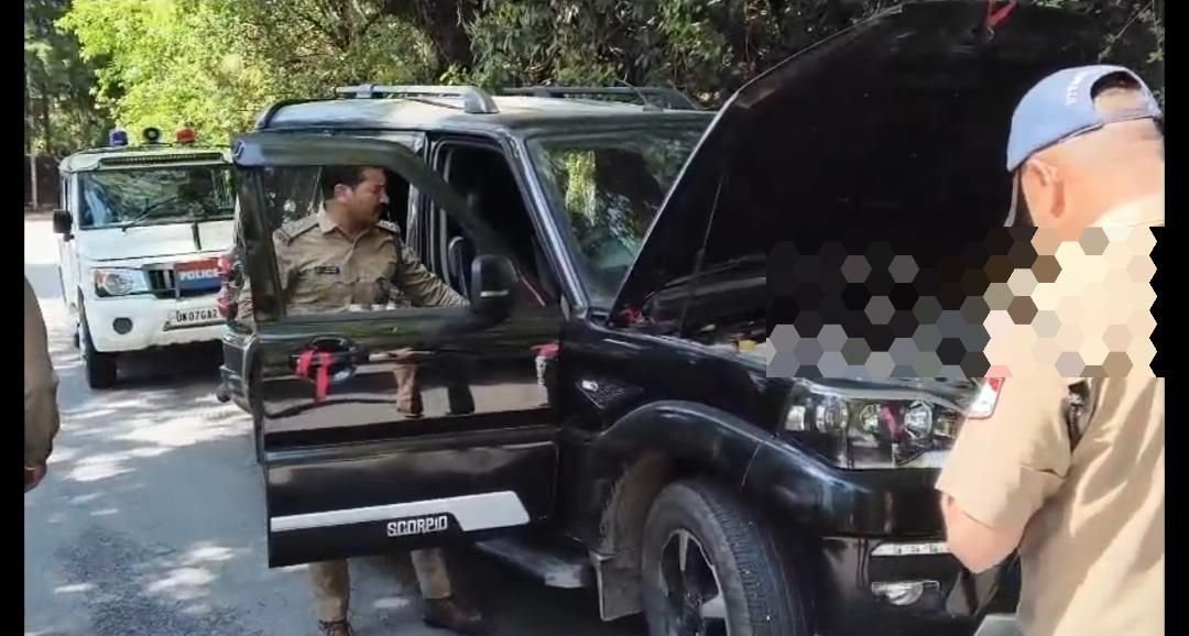 अल्मोड़ा में नहीं चला स्कॉर्पियो सवार का ‘UP वाला टशन’, पुलिस ने हटाया हूटर और काटा चालान
