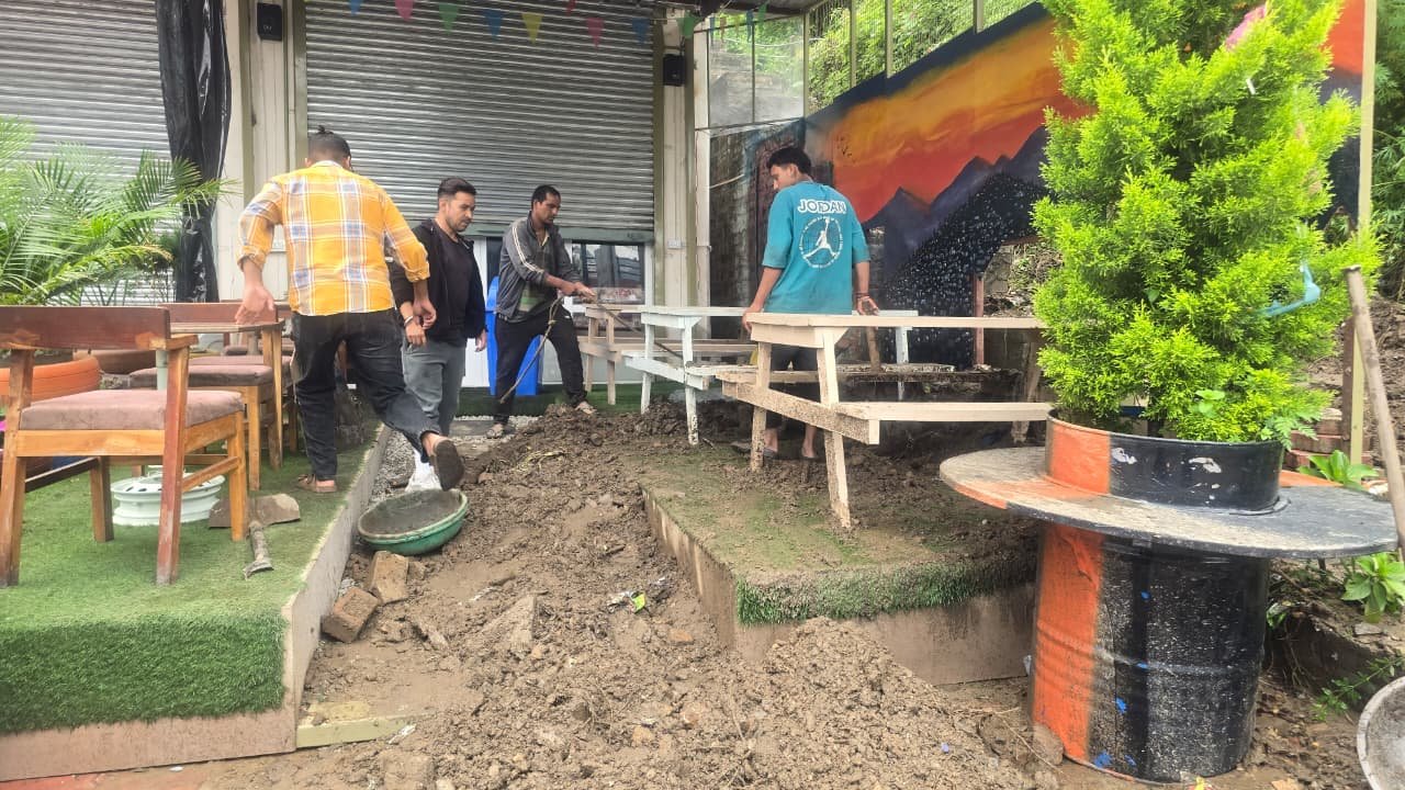 अल्मोड़ा के पांडेखोला में बंद नाले-कलमठ बने आफत, बारिश में घरों और छतों तक घुसा मलबा, फूटा जनाक्रोश