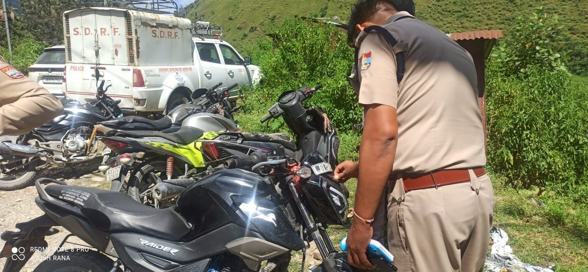 उत्तरकाशी: निजी वाहनों पर अवैध नेम प्लेट लगाकर रौब झाड़ने वालों पर एक्शन, पुलिस ने 38 गाड़ियों से हटाईं पट्टियां