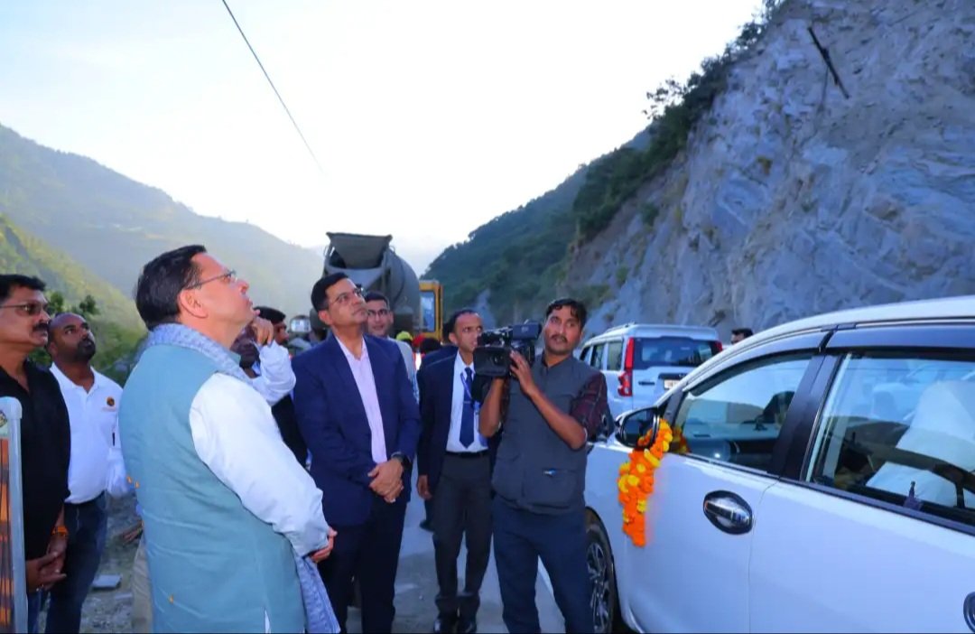 उत्तराखंड: सीएम धामी ने श्रीनगर-देवप्रयाग हाईवे पर कार्यों का लिया जायजा, 1 नवंबर तक राज्य की सड़कों को गड्ढामुक्त करने के दिए निर्देश